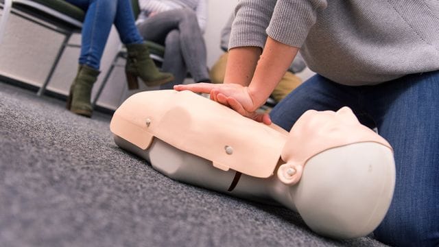 Üben für den Ernstfall: Erste-Hilfe-Kenntnisse frischt man besser von Zeit zu Zeit auf, um sie bei Bedarf sicher anwenden zu können. Üben für den Ernstfall: Erste-Hilfe-Kenntnisse frischt man besser von Zeit zu Zeit auf, um sie bei Bedarf sicher anwenden zu können.