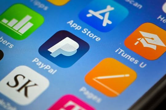 Bald mit Paypal an der Kasse zahlen: Der Bezahldienstleister bietet beim mobilen Bezahlen eine Lösung an, die sich auch in bestehende Kassensysteme integrieren lässt.