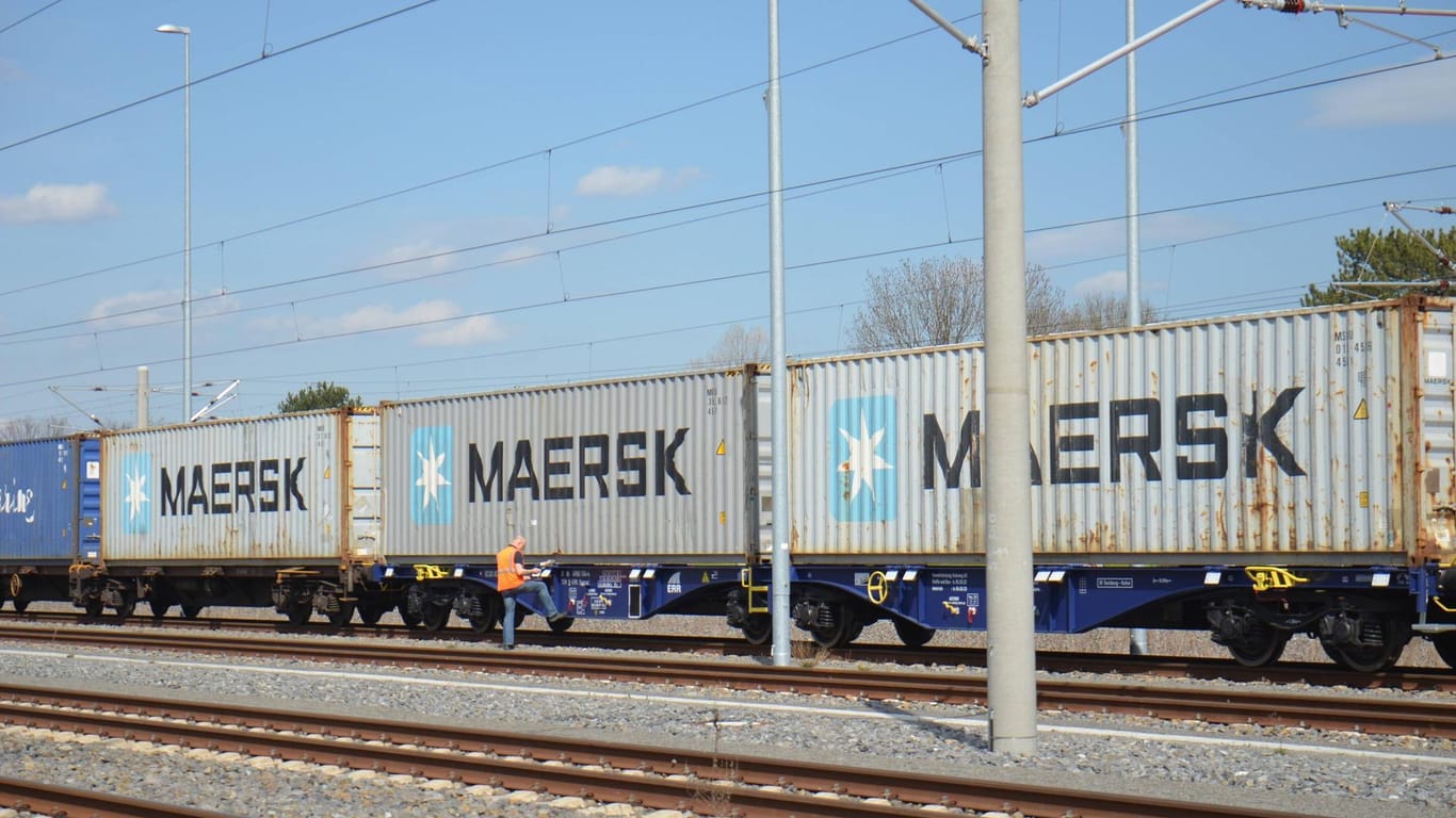Ein Container Zug der Deutschen Bahn AG (Symbolbild): Der Güterzug hatte Autos in geschlossenen Wagen geladen.