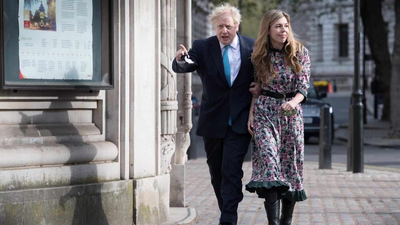 London: Boris Johnson und seine Verlobte Carrie Symonds kommen zu ihrer Stimmabgabe zur Methodist Central Hall an.