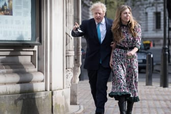 London: Boris Johnson und seine Verlobte Carrie Symonds kommen zu ihrer Stimmabgabe zur Methodist Central Hall an.
