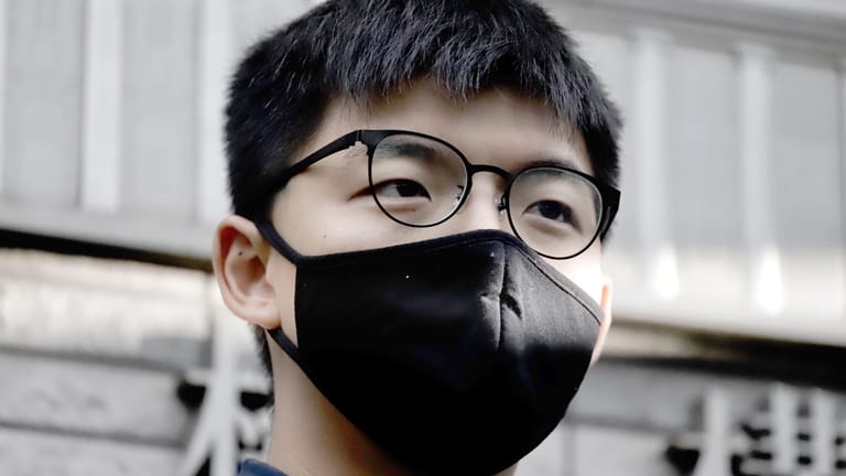 Der pro-demokratische Aktivist Joshua Wong: Wegen der Pandemie wurde die alljährliche Kerzenandacht im vergangenen Jahr erstmals verboten. Trotzdem versammelten sich rund 20 000 Teilnehmer.