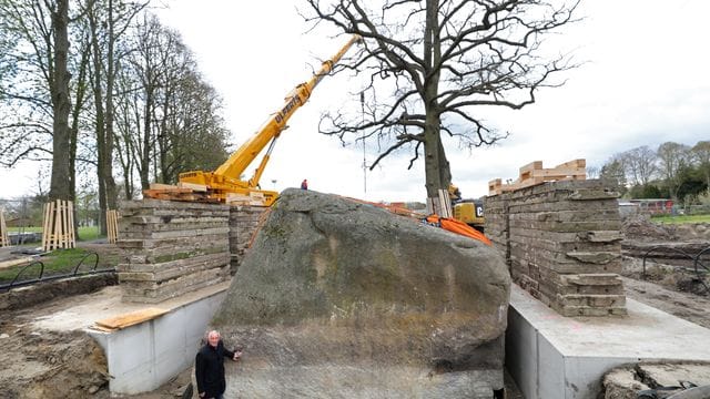 Bürgermeister Volker Bartl vor dem teilweise freigelegten "Großen Stein". Bürgermeister Volker Bartl vor dem teilweise freigelegten "Großen Stein".
