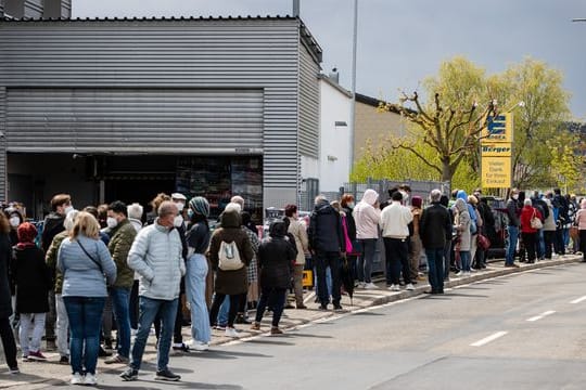 Zahlreiche Menschen stehen an einem Supermarkt Schlange, um dort ohne Termin mit dem Impfstoff Astrazeneca geimpft zu werden.