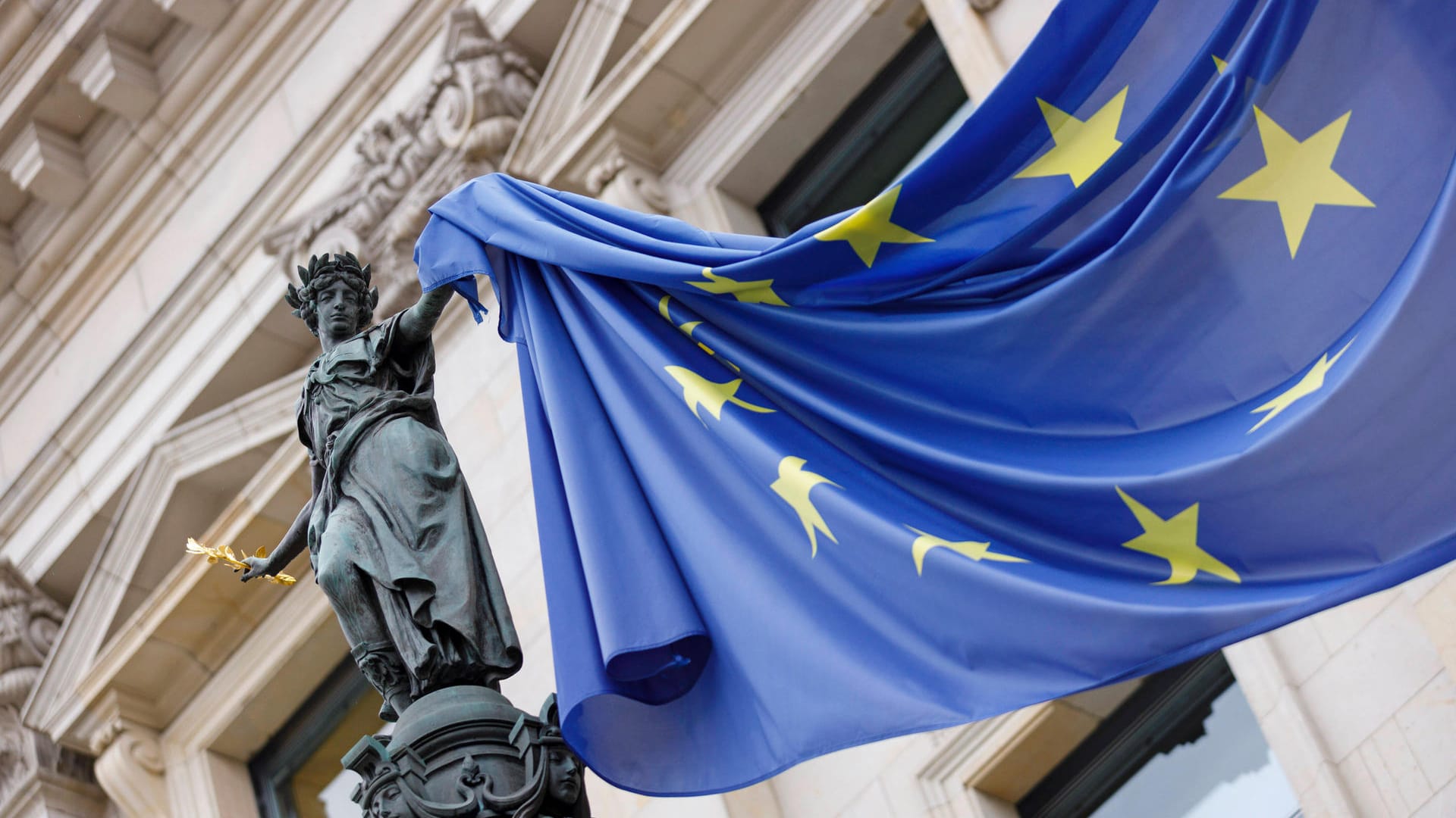 Europa-Flagge am Reichstag: Die EU braucht einen Aufbruch. Europa-Flagge am Reichstag: Die EU braucht einen Aufbruch.
