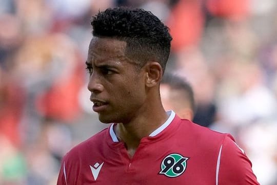 Dennis Aogo im Jahr 2019 im Trikot von Hannover 96.