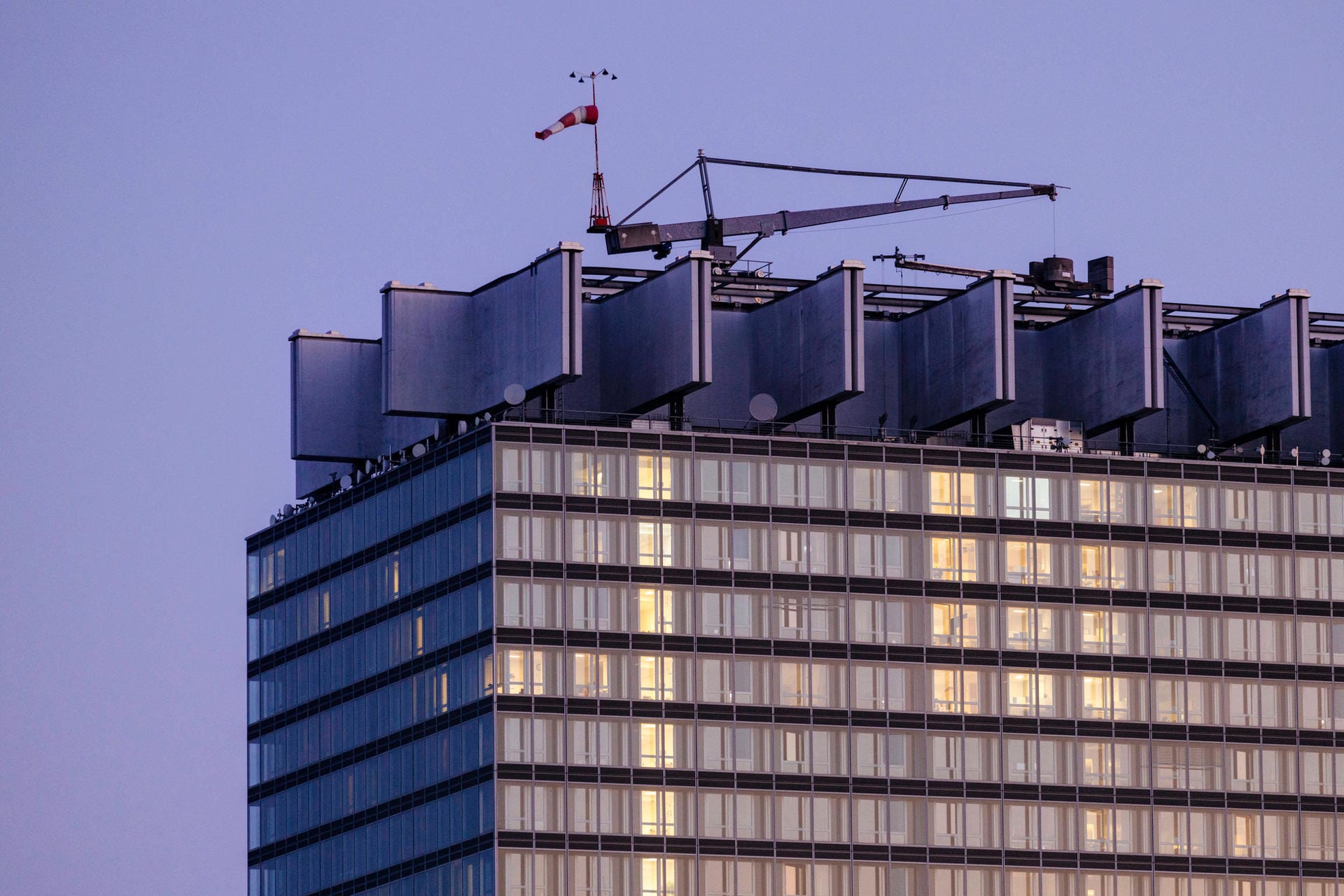 Das Bettenhaus der Uniklinik Köln (Archivbild): In der Kölner Uniklinik werden auch Corona-Patienten behandelt.