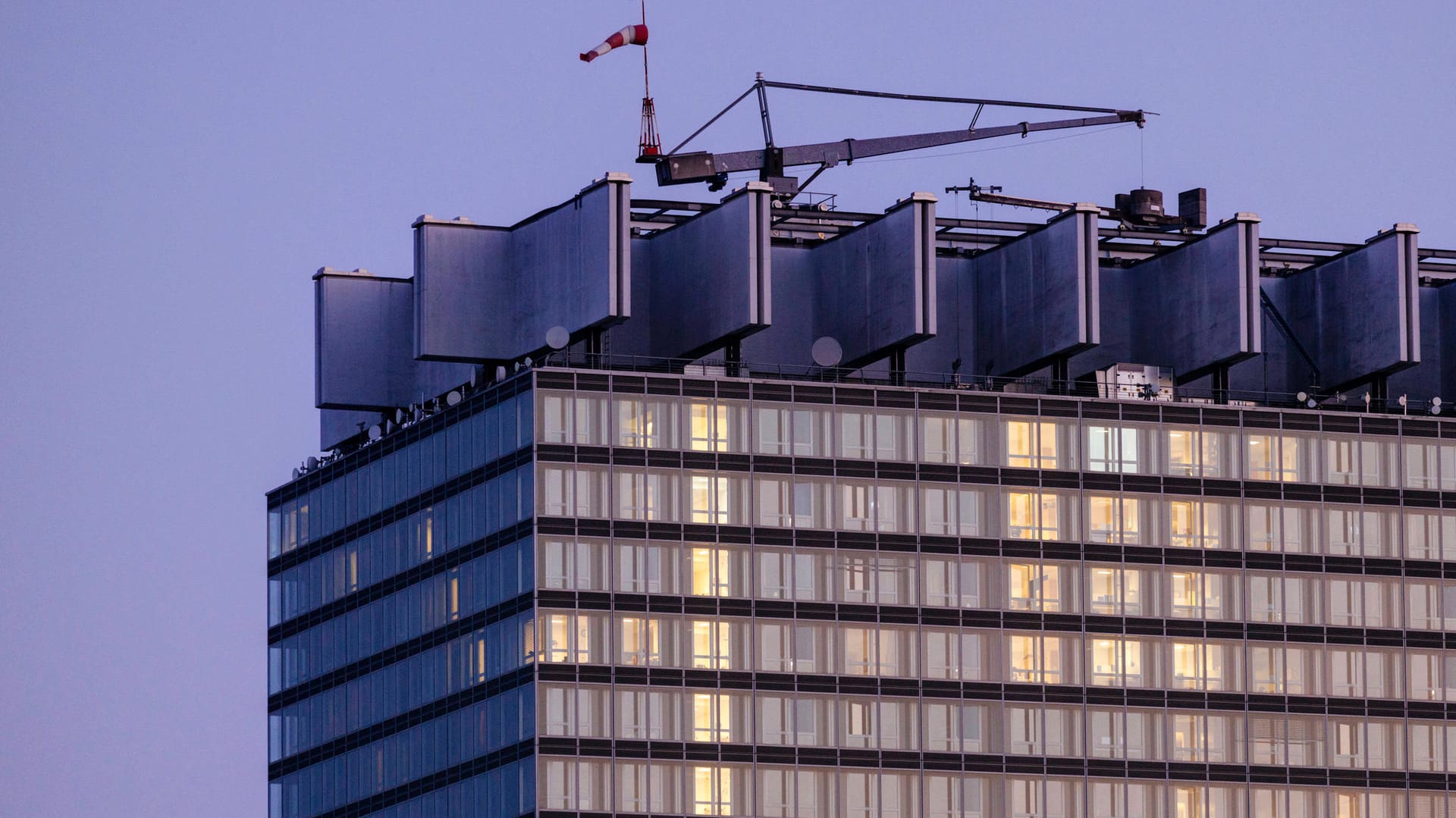 Das Bettenhaus der Uniklinik Köln (Archivbild): In der Kölner Uniklinik werden auch Corona-Patienten behandelt.