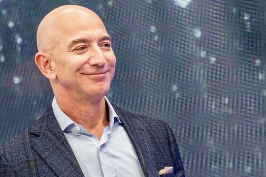 Amazon-Gründer Jeff Bezos ist laut "Forbes" und "Bloomberg Billionaires" der reichste Mensch der Welt.