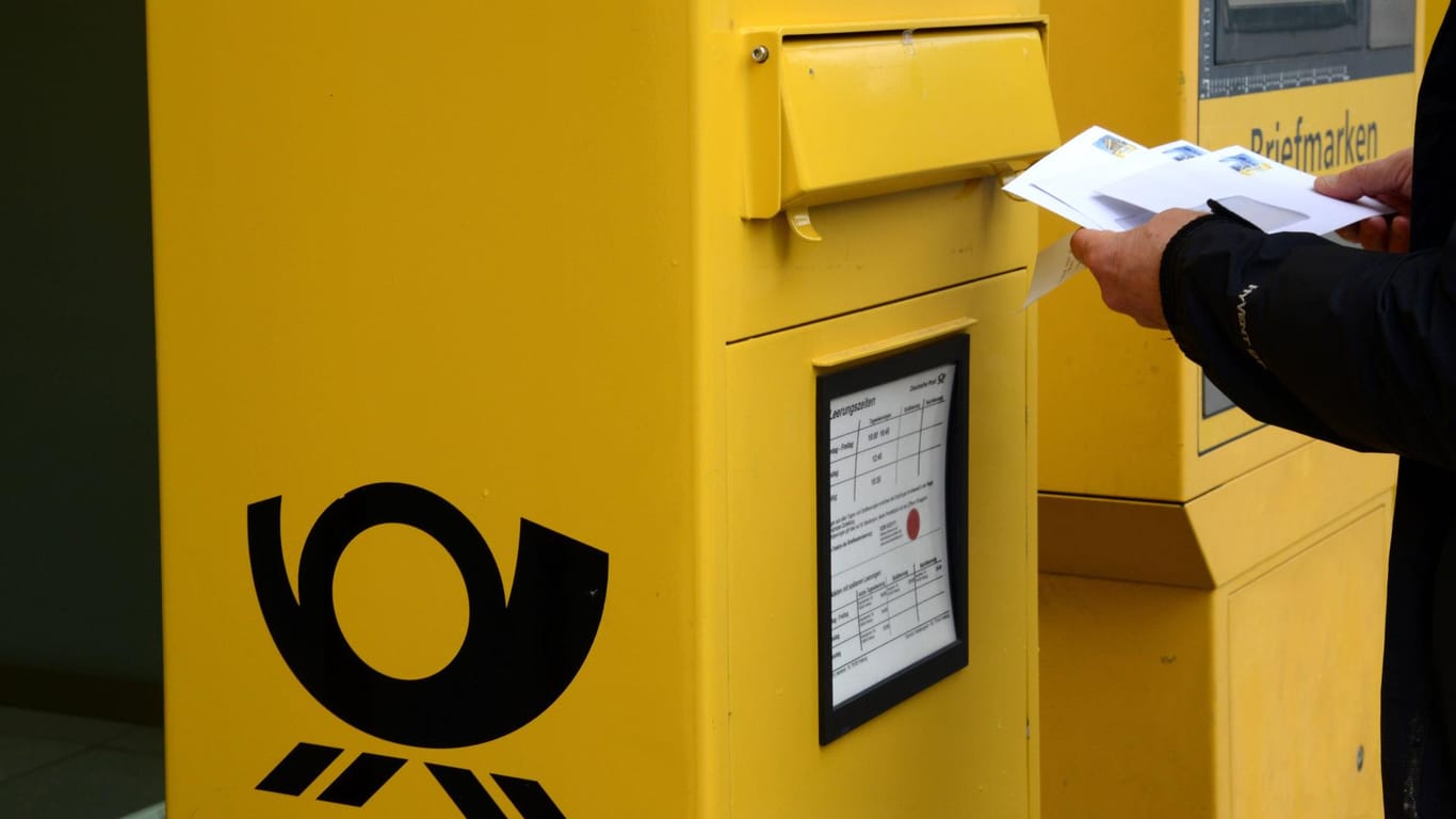 Briefeinwurf: Ein Standardbrief in Deutschland kostet derzeit 80 Cent.