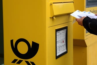 Briefeinwurf: Ein Standardbrief in Deutschland kostet derzeit 80 Cent.