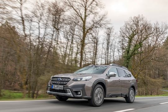 Auf allen Vieren im Dauerlauf: Nun schickt Allradhersteller Subaru bereits die sechste Generation des robusten Kombis Outback ins Rennen.