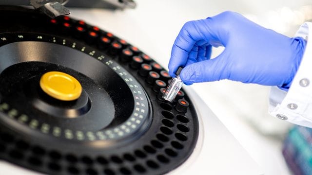 Analysegerät, das zur Bestimmung von Reinheit und Qualität von Präparaten genutzt wird. Analysegerät, das zur Bestimmung von Reinheit und Qualität von Präparaten genutzt wird.