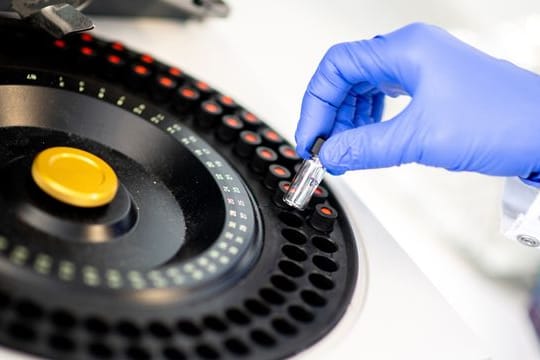 Analysegerät, das zur Bestimmung von Reinheit und Qualität von Präparaten genutzt wird.