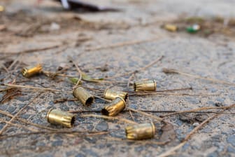 Abgefeuerte Patronenhülsen einer Schreckschusspistole (Symbolbild): Zeugen alarmierten die Einsatzkräfte, weil sie Schüsse gehört hatten.