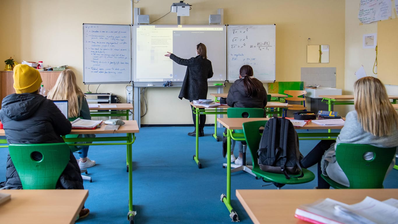 Ein Klassenzimmer an einer Schule im niedersächsischen Oyten: Das Gesundheitsministerium plant offenbar, demnächst auch Schüler zu impfen.