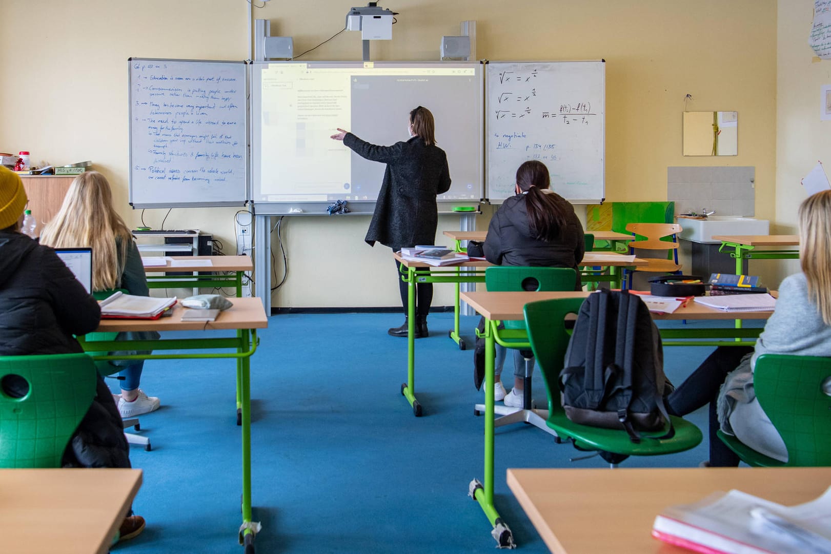 Ein Klassenzimmer an einer Schule im niedersächsischen Oyten: Das Gesundheitsministerium plant offenbar, demnächst auch Schüler zu impfen.
