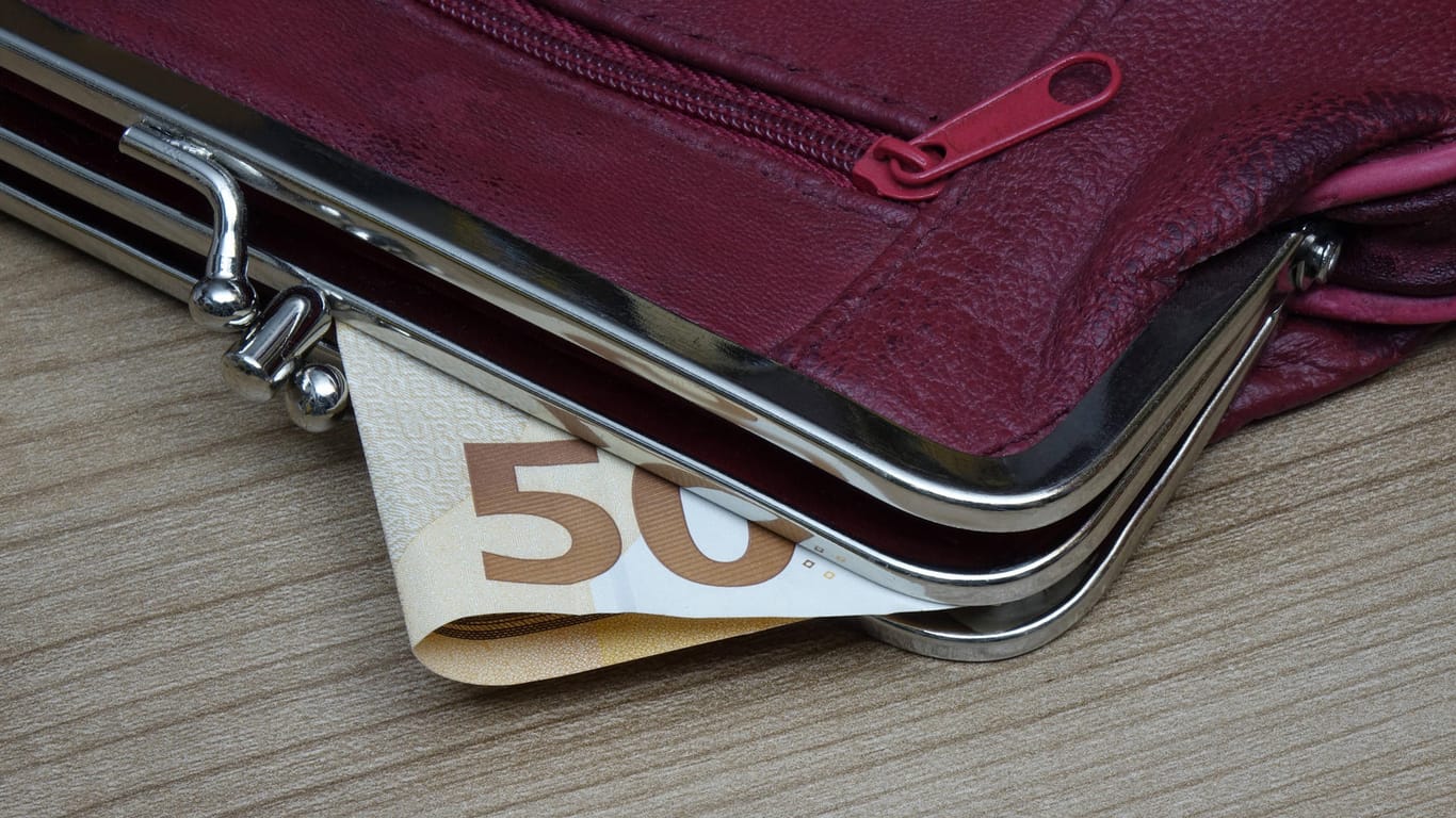 Geldbörse mit Geldschein: EIn Mann hat eine Brieftasche mit 15.000 Euro gefunden.