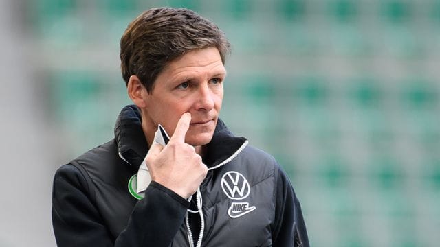 Wolfsburgs Trainer Oliver Glasner vor einem Spiel im Stadion.
