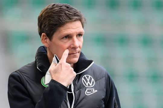 Wolfsburgs Trainer Oliver Glasner vor einem Spiel im Stadion.