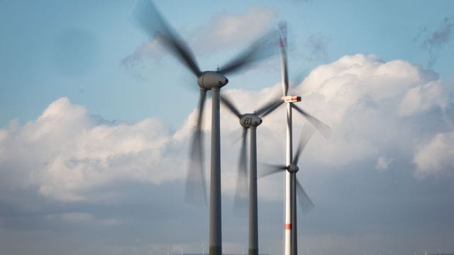 Windräder drehen sich auf einer Anhöhe in Rheinhessen.