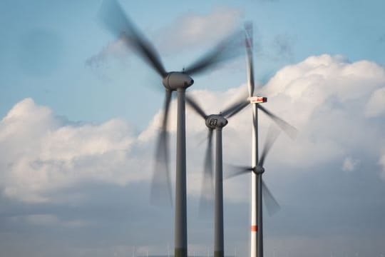 Windräder drehen sich auf einer Anhöhe in Rheinhessen.