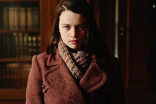 Sophie Scholl (Luna Wedler) wurde beim Verteilen von Flugblättern erwischt.