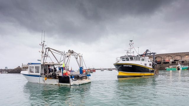 Französischen Fischerboote blockieren den Hafen, so dass Fischerboote aus Jersey nicht auslaufen können. Französischen Fischerboote blockieren den Hafen, so dass Fischerboote aus Jersey nicht auslaufen können.