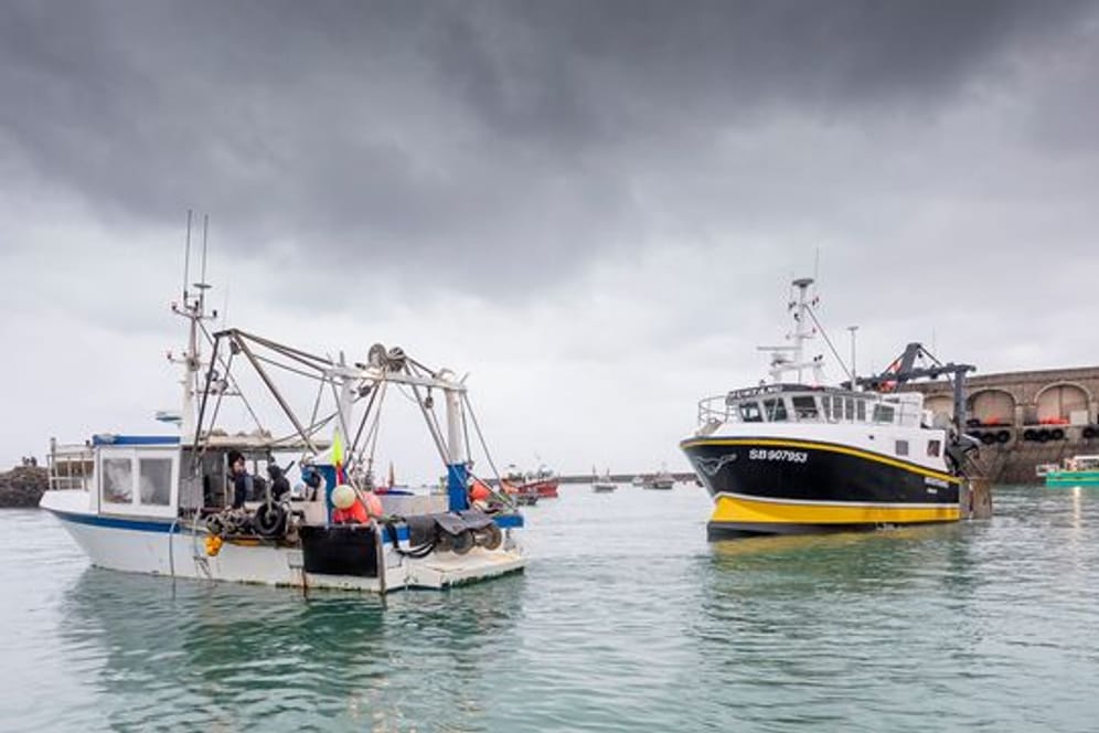Französischen Fischerboote blockieren den Hafen, so dass Fischerboote aus Jersey nicht auslaufen können.