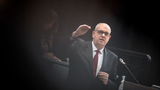 Andreas Bovenschulte (SPD) hält eine Rede (Archivbild): Er befürwortet Lockerungen für einen Teil der Bürger nicht. Andreas Bovenschulte (SPD) hält eine Rede (Archivbild): Er befürwortet Lockerungen für einen Teil der Bürger nicht.