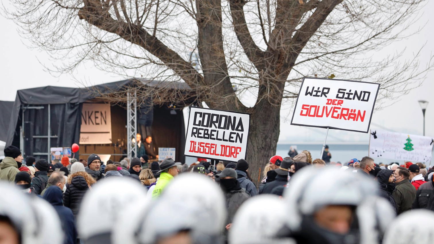 Polizisten beobachten eine Gruppe auf der "Querdenken"-Demo im Rheinpark (Archivbild): Der NRW-Verfassungsschutz beobachtet Teile der "Querdenken-Szene". Polizisten beobachten eine Gruppe auf der "Querdenken"-Demo im Rheinpark (Archivbild): Der NRW-Verfassungsschutz beobachtet Teile der "Querdenken-Szene".