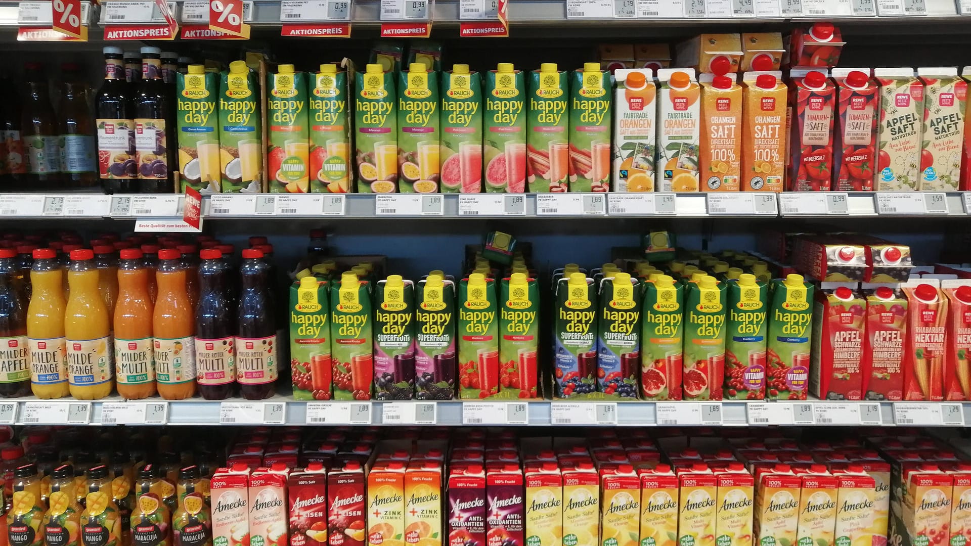 Gefüllte Regale in einem Supermarkt (Symbolbild): In einer Kölner Rewe-Filiale soll der Einkauf ohne Bezahlung an der Kasse getestet werden.