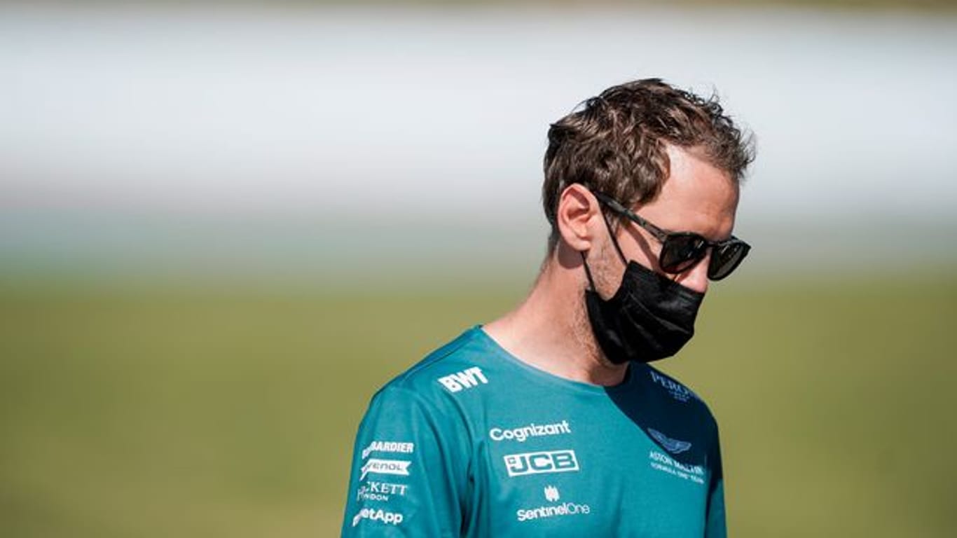 Sebastian Vettel vom Team Aston-Martin trifft an der Rennstrecke in Spanien ein.