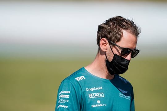 Sebastian Vettel vom Team Aston-Martin trifft an der Rennstrecke in Spanien ein.