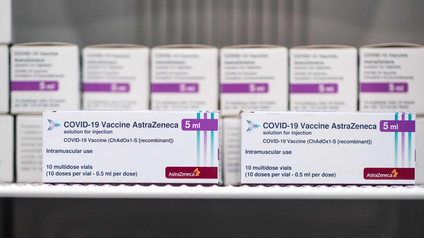 Astrazeneca-Dosen im Kühlschrank: Der Impfstoff ist ein halbes Jahr haltbar. Zum Glück – sonst hätten wohl schon viele Ladungen entsorgt werden müssen.