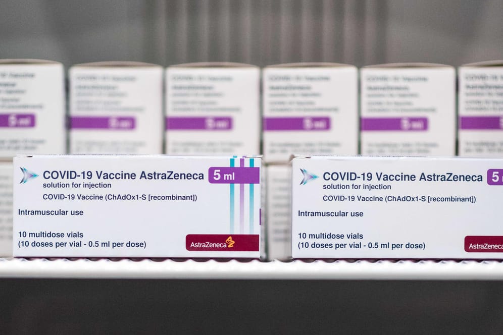 Astrazeneca-Dosen im Kühlschrank: Der Impfstoff ist ein halbes Jahr haltbar. Zum Glück – sonst hätten wohl schon viele Ladungen entsorgt werden müssen.