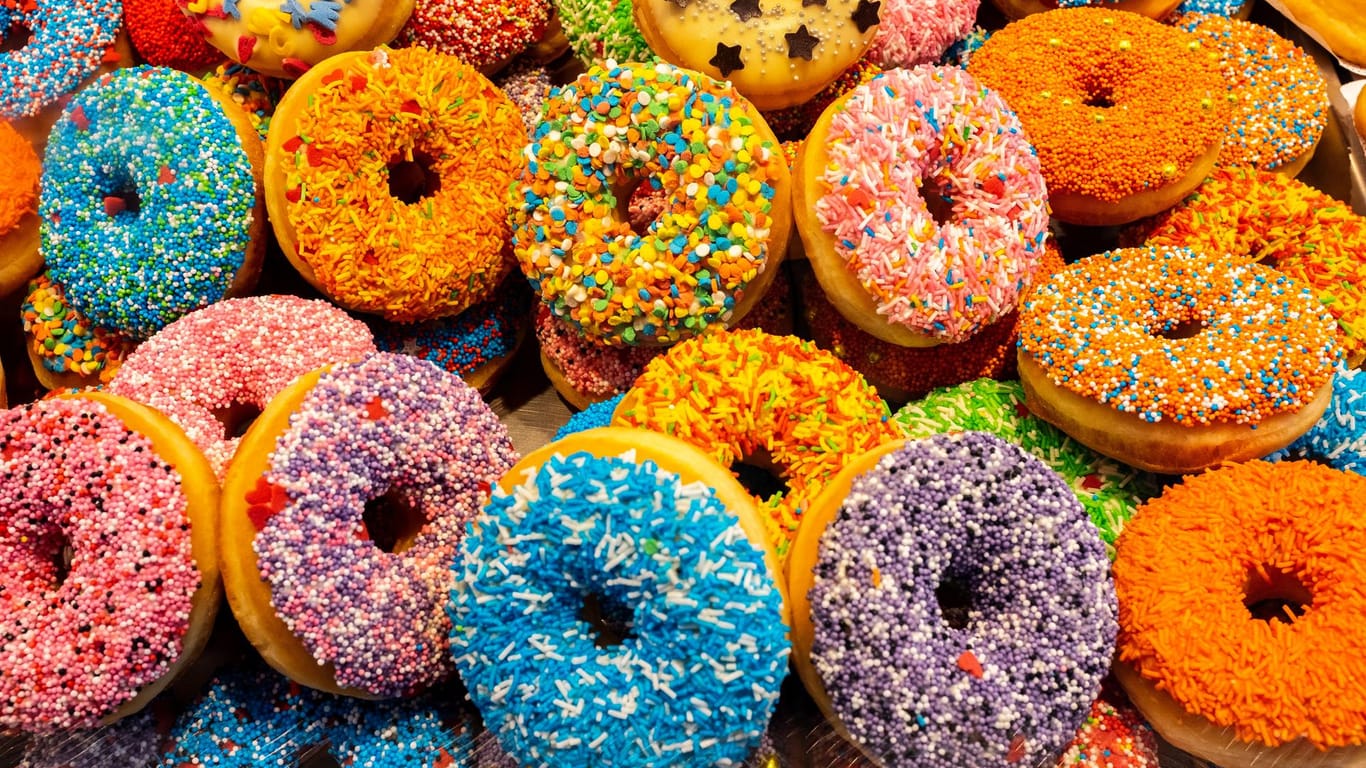 Bunte Donuts: Unter anderem in Süßem steckt häufig der Farbstoff E171.
