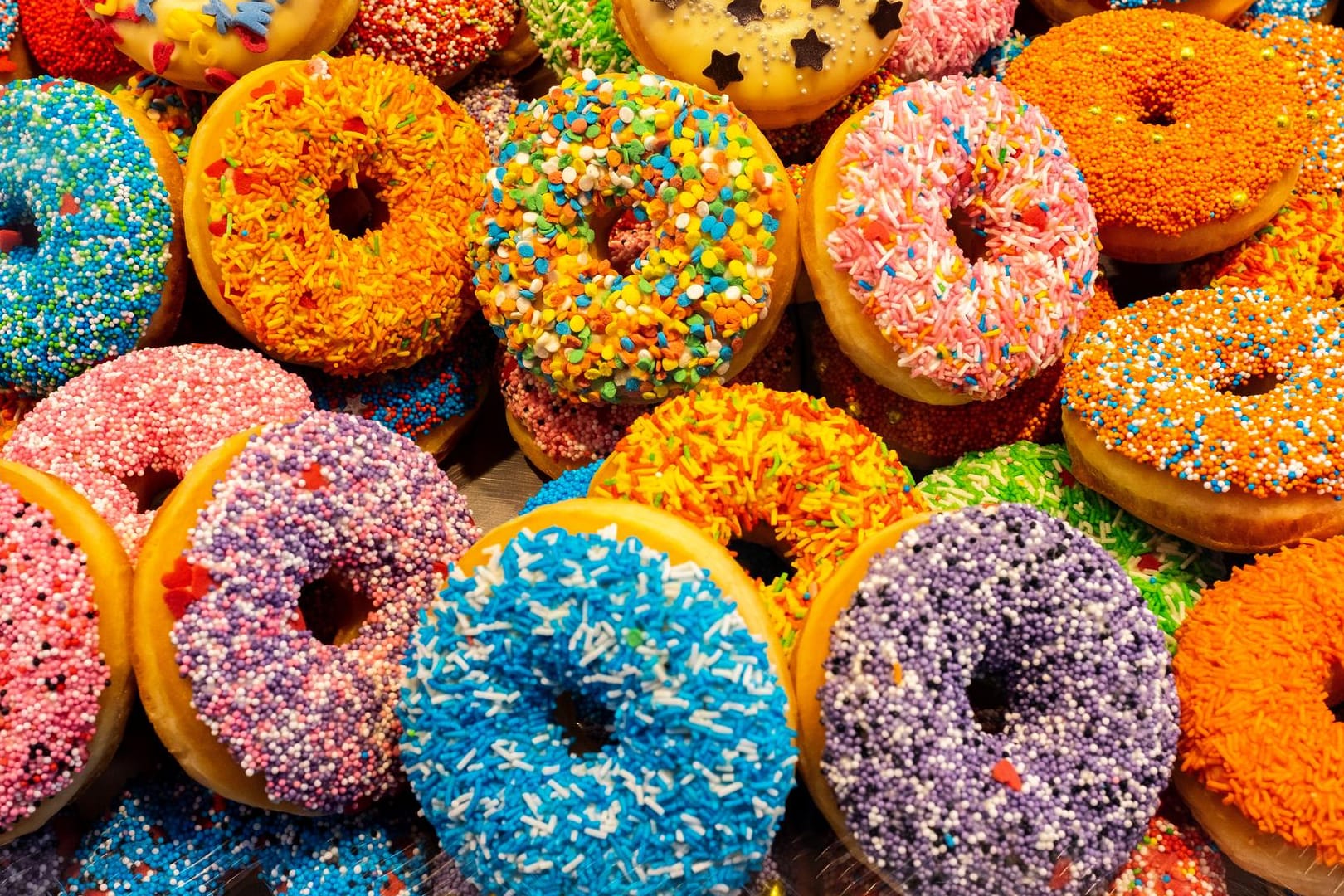 Bunte Donuts: Unter anderem in Süßem steckt häufig der Farbstoff E171.