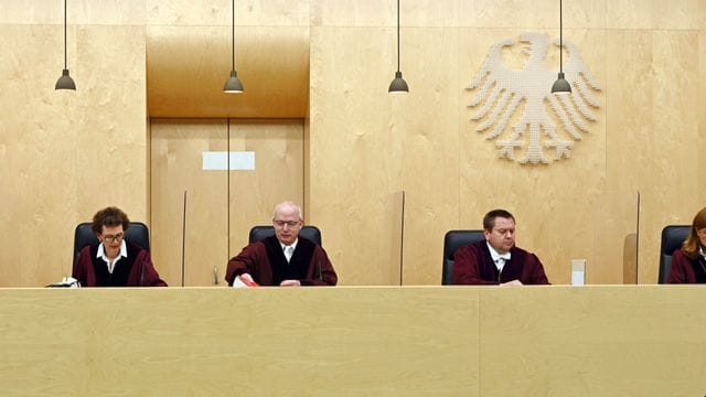 Der Dritte Strafsenat beim Bundesgerichtshof (BGH) eröffnet die Verhandlung zu einer gerichtlich angeordneten Einziehung von 11,1 Millionen Euro beim Waffenhersteller Sig Sauer.