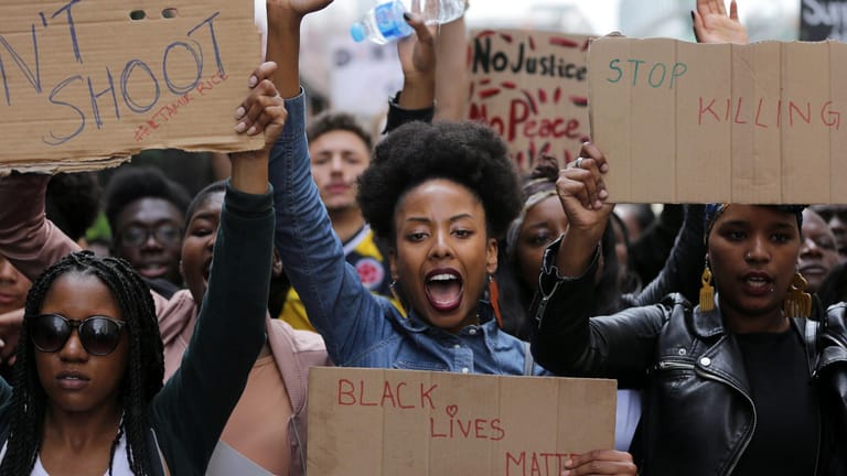 Eine "Black Lives Matter"-Demonstration in London: Nachdem der Schwarze George Floyd 2020 von einem weißen Polizisten getötet wurde, wurde weltweit unter diesem Motto demonstriert.