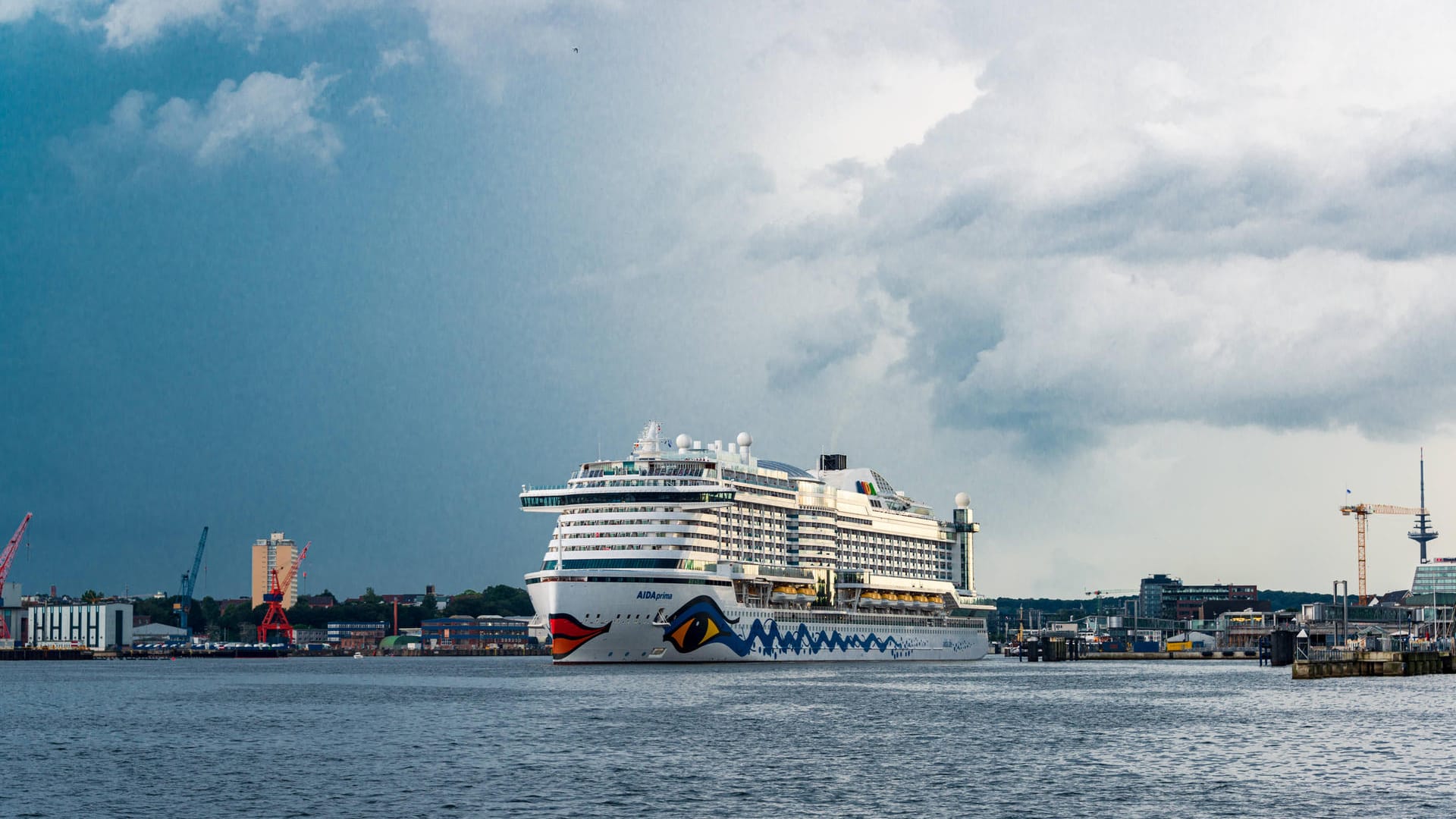 Das Kreuzfahrtschiff AIDA prima in der Kieler Förde (Archivbild): Seit Monaten sind in Kiel keine Kreuzfahrtschiffe mehr gestartet.