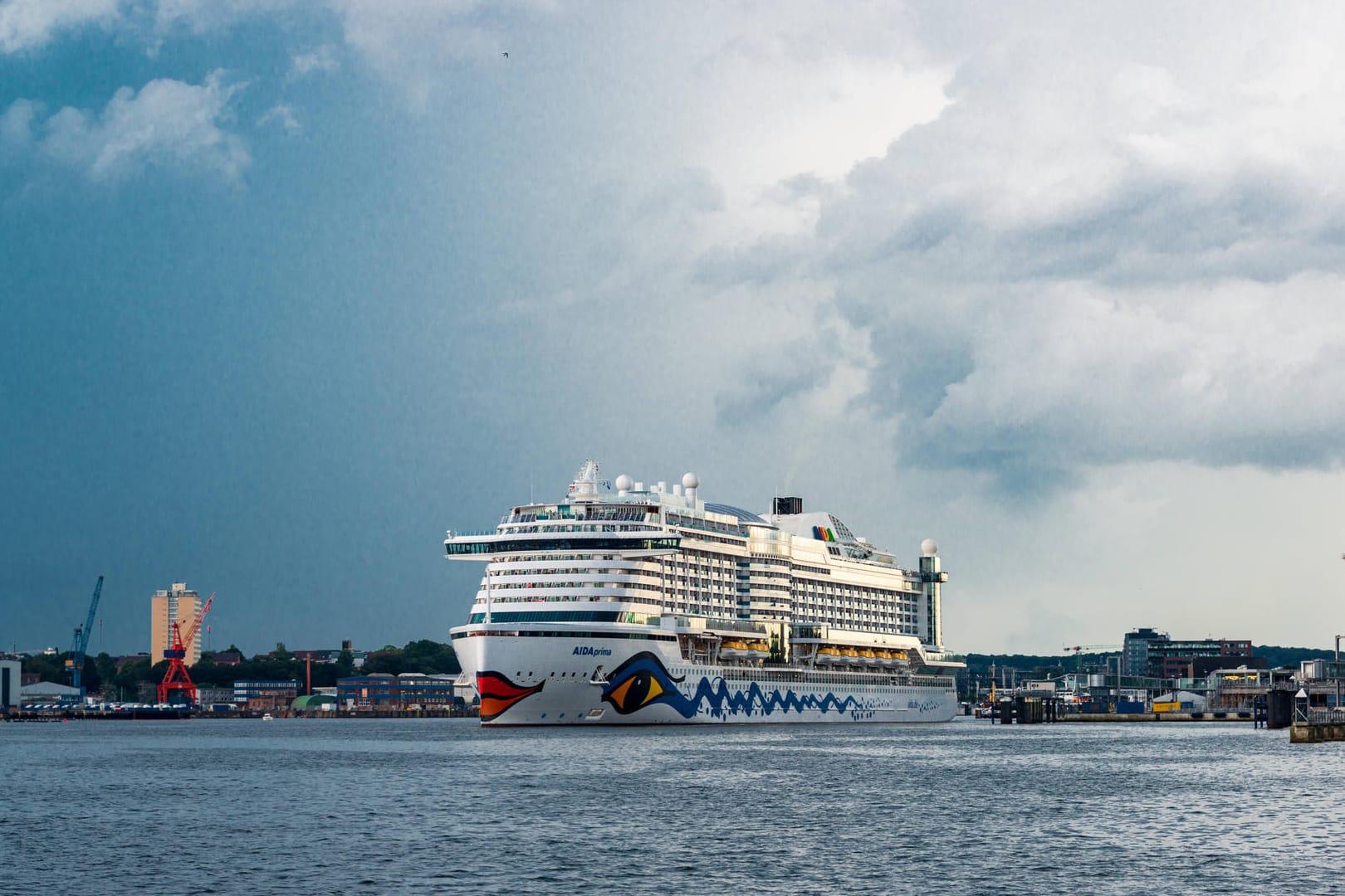 Das Kreuzfahrtschiff AIDA prima in der Kieler Förde (Archivbild): Seit Monaten sind in Kiel keine Kreuzfahrtschiffe mehr gestartet.