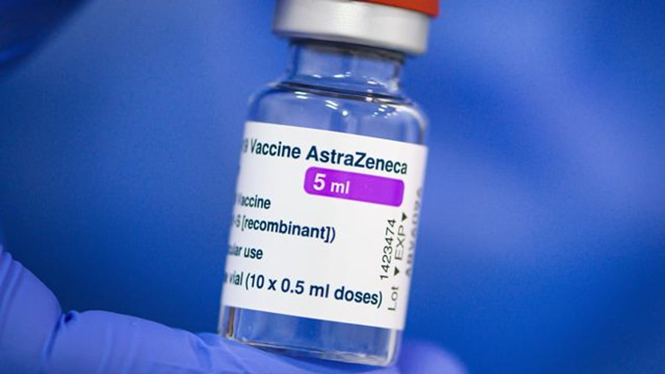 Laut Robert Koch-Institut wurden inzwischen 6,3 Millionen Astrazeneca-Dosen geimpft - von 9,3 Millionen Dosen, die nach Angaben des Bundesgesundheitsministeriums an Länder und Großhändler gingen.