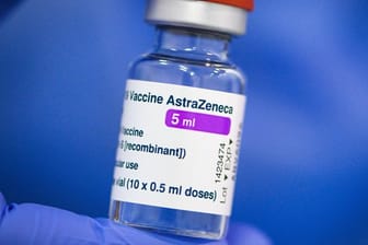 Laut Robert Koch-Institut wurden inzwischen 6,3 Millionen Astrazeneca-Dosen geimpft - von 9,3 Millionen Dosen, die nach Angaben des Bundesgesundheitsministeriums an Länder und Großhändler gingen.
