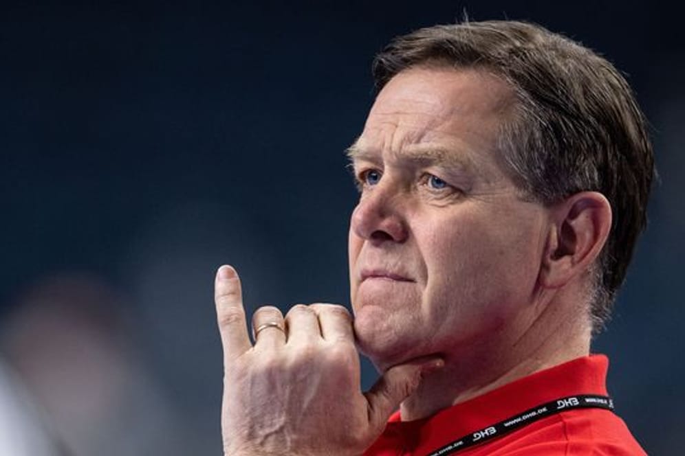 Deutschlands Trainer Alfred Gislason verfolgt eine Partie an der Seitenlinie.