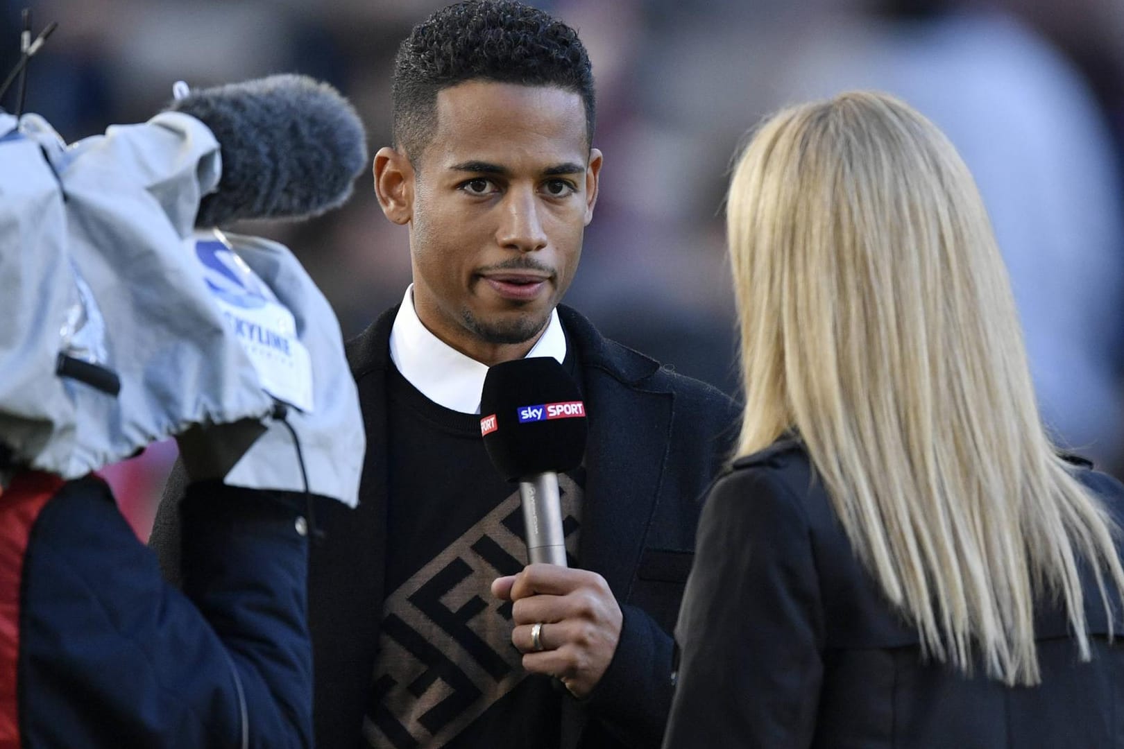 Interview während Halbzeitpause SKY Moderatorin Britta Hofmann mit Dennis Aogo VfB Stuttgart verletz