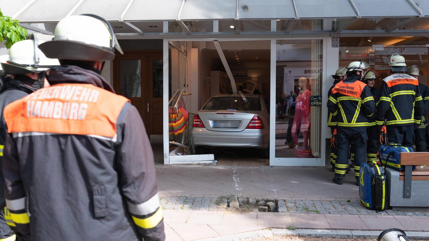 Feuerwehrleute stehen vor einem Schaufenster, durch das ein Auto gerast ist (Archivbild): Die Stadt hat schon zahlreiche Maßnahmen ergriffen, um die Unfälle zu verhindern.