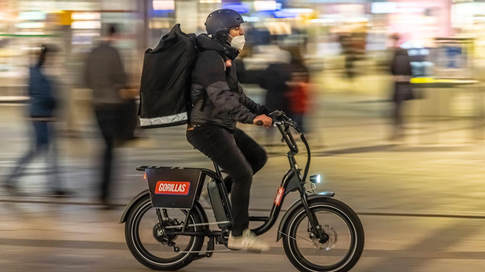 Ein Fahrradkurier des Lieferdienstes Gorillas (Symbolbild): Im System des Lebensmittel-Lieferers sind Sicherheitslücken entdeckt worden.