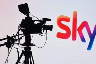 Eine Fernsehkamera und ein Sky-Logo.