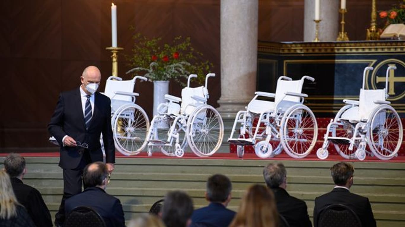 Dietmar Woidke (SPD), Ministerpräsident von Brandenburg, geht während eines Gedenkgottesdienstes in der Nikolaikirche für die getöteten Bewohner des Oberlinhauses nach seiner Rede an den vier weißen Rollstühlen im Altarraum vorbei zu seinem Platz.